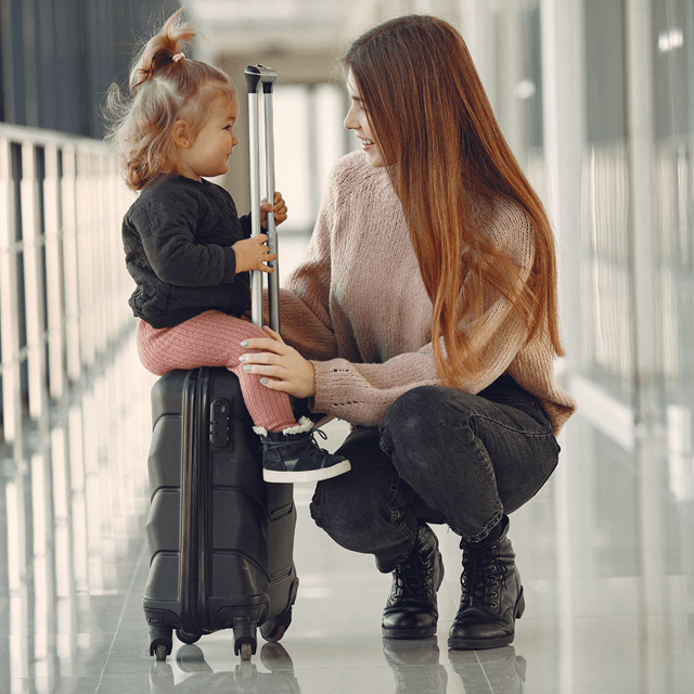 Mor og datter på flyplass